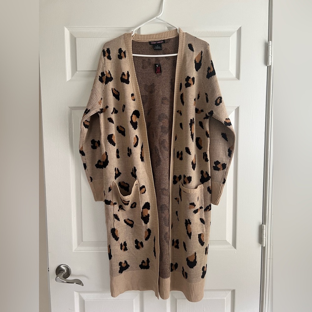 Trendy Threads Leopard Print Tan / Black Open Front Pockets Cardigan Medium